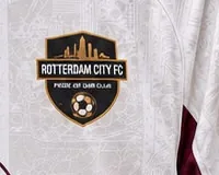 Close-up van een clublogo op de borst van een wedstrijdshirt