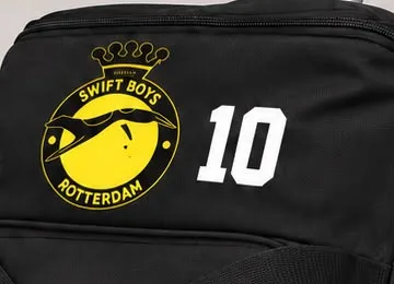 Close-up van een clublogo en rugnummer 10 op een zwarte tas