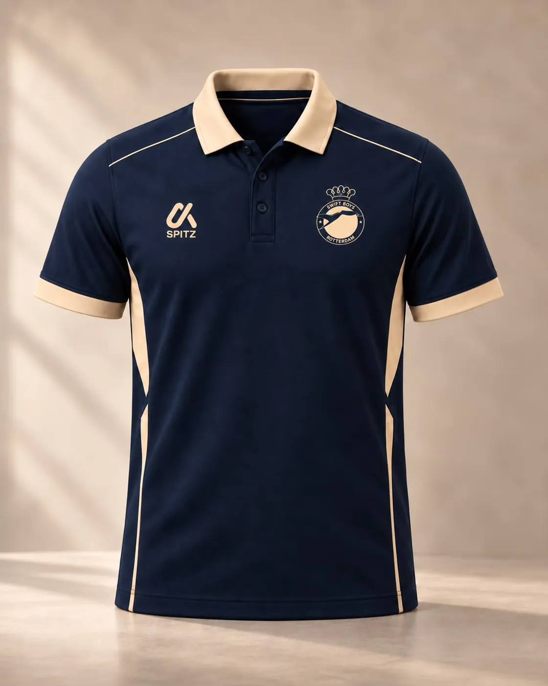 Marineblauwe polo met crème kraag en clublogo